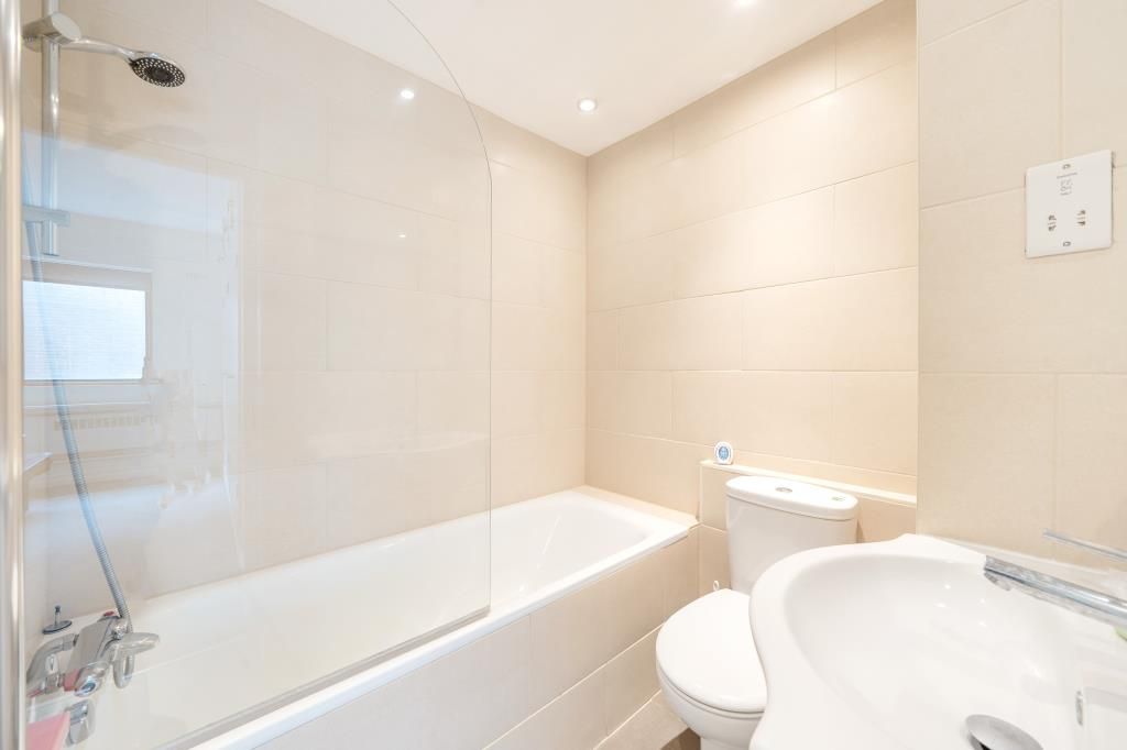 Property photo 3 of 11 Bathroom