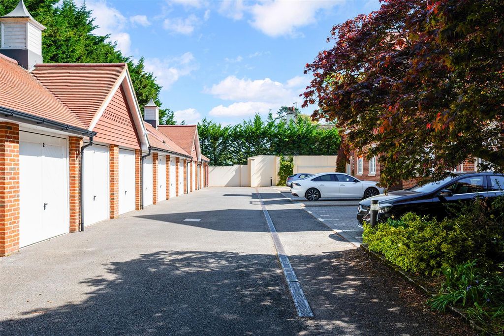 Additional image 33 of 2 bed flat for saleFlanchford Road, Reigate RH2