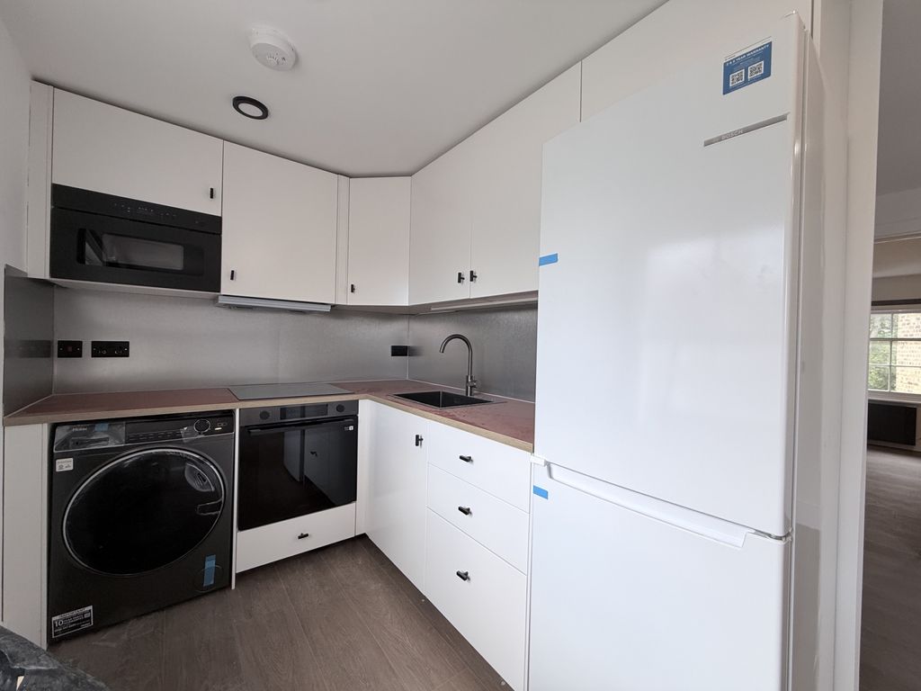 Property photo 1 of 6 1 Bed Flat To Rent South Street, Epsom Kt18
