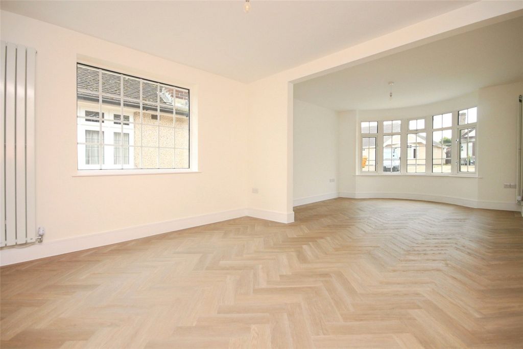 Property photo 3 of 17 Lounge