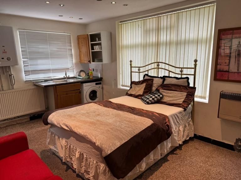Property photo 1 of 7 Bedroom