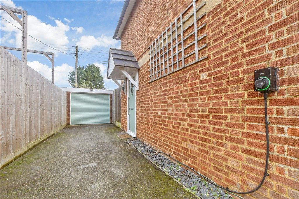 Property photo 2 of 20 Driveway/Parking