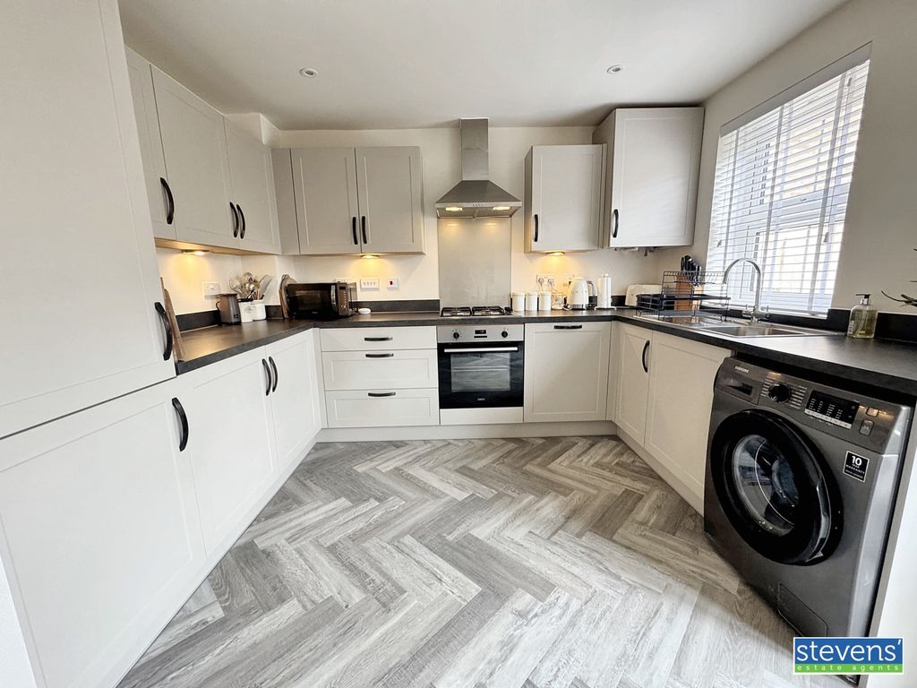 Property photo 2 of 18 Image00013