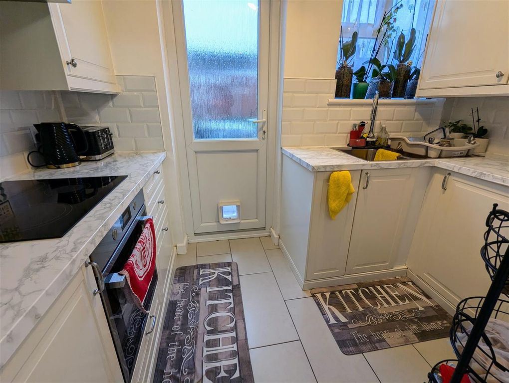 Property photo 3 of 9 Kitchen