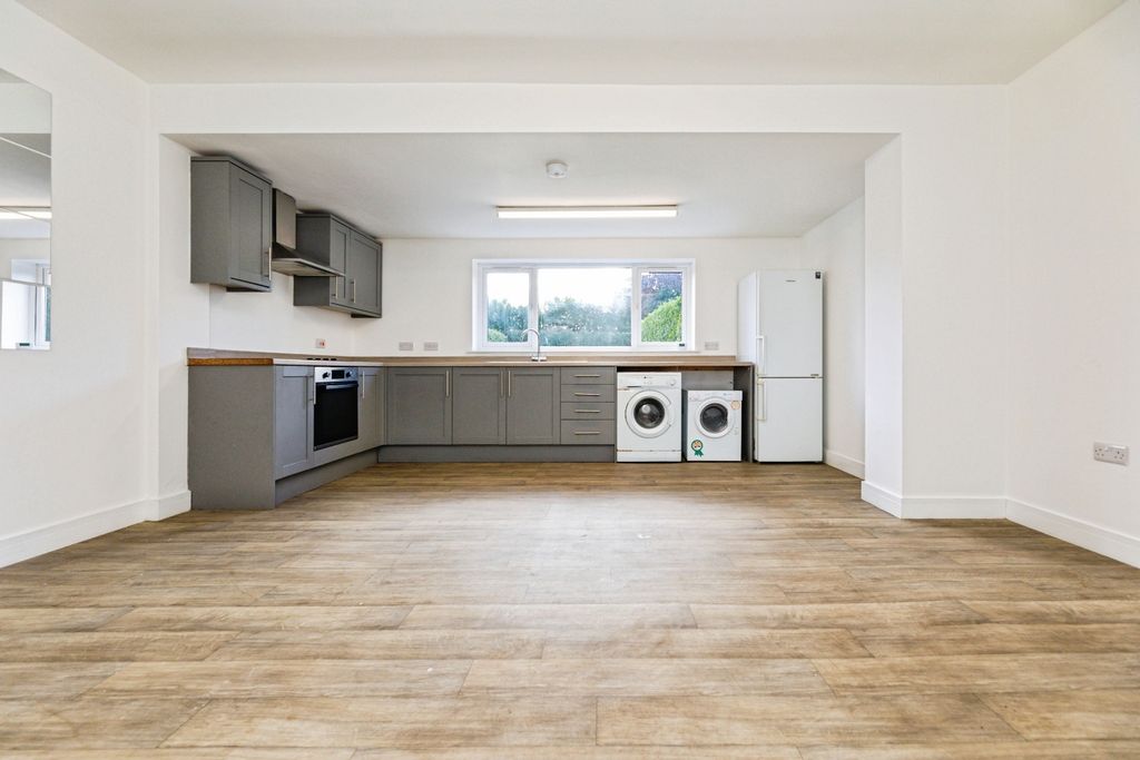Property photo 2 of 18 Pbox-Kitchen-334146.Jpg