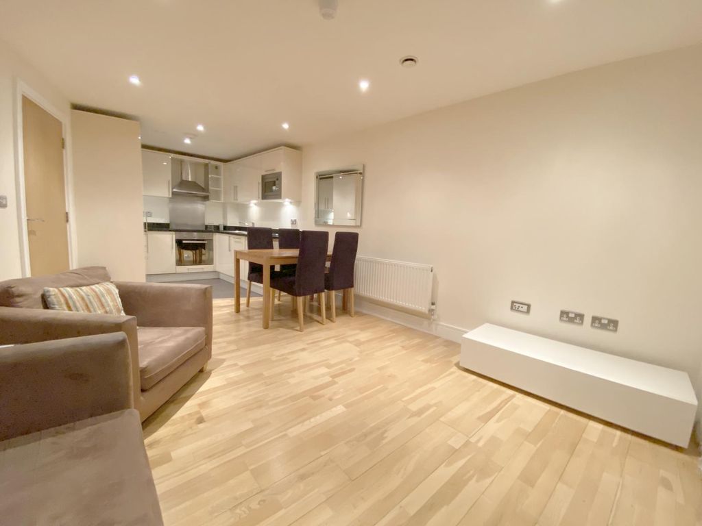 Property photo 1 of 8 Modern 1 Bedroom Apartment In Raphael House In Ilford, Ig1