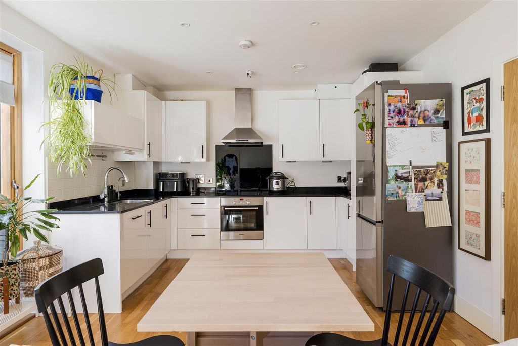 Property photo 3 of 27 Sycamore Place, Ig7