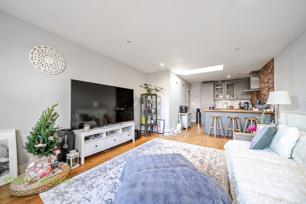 Property photo 3 of 16 c2d584Bd-717F-4c9...