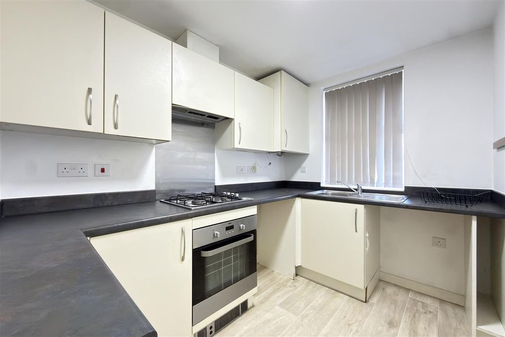 Property photo 3 of 11 Kitchen