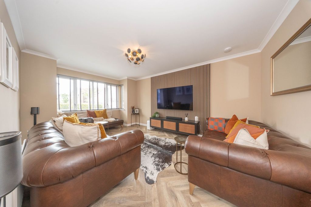Property photo 2 of 38 Lounge