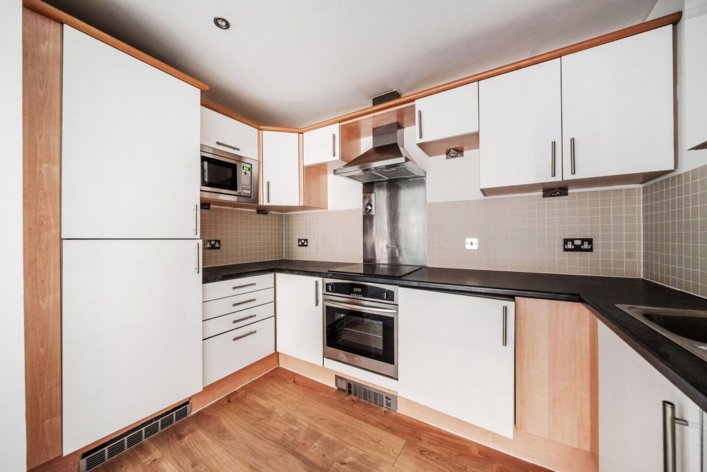 Property photo 3 of 10 Kitchen
