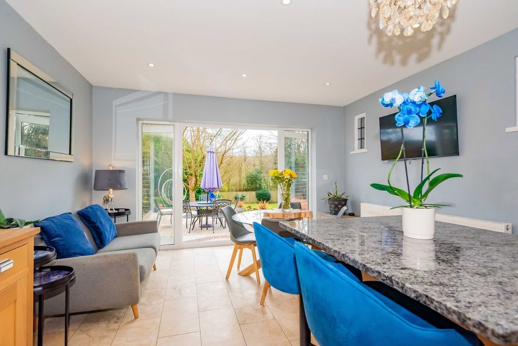 Property photo 2 of 27