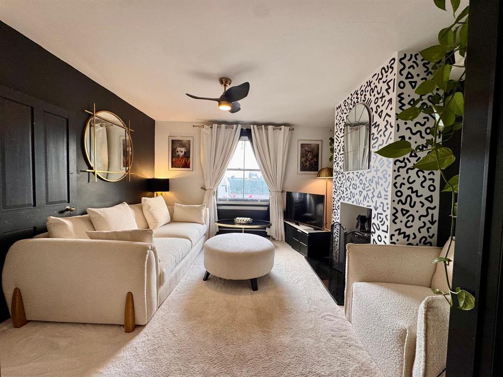 Property photo 3 of 20 Lounge