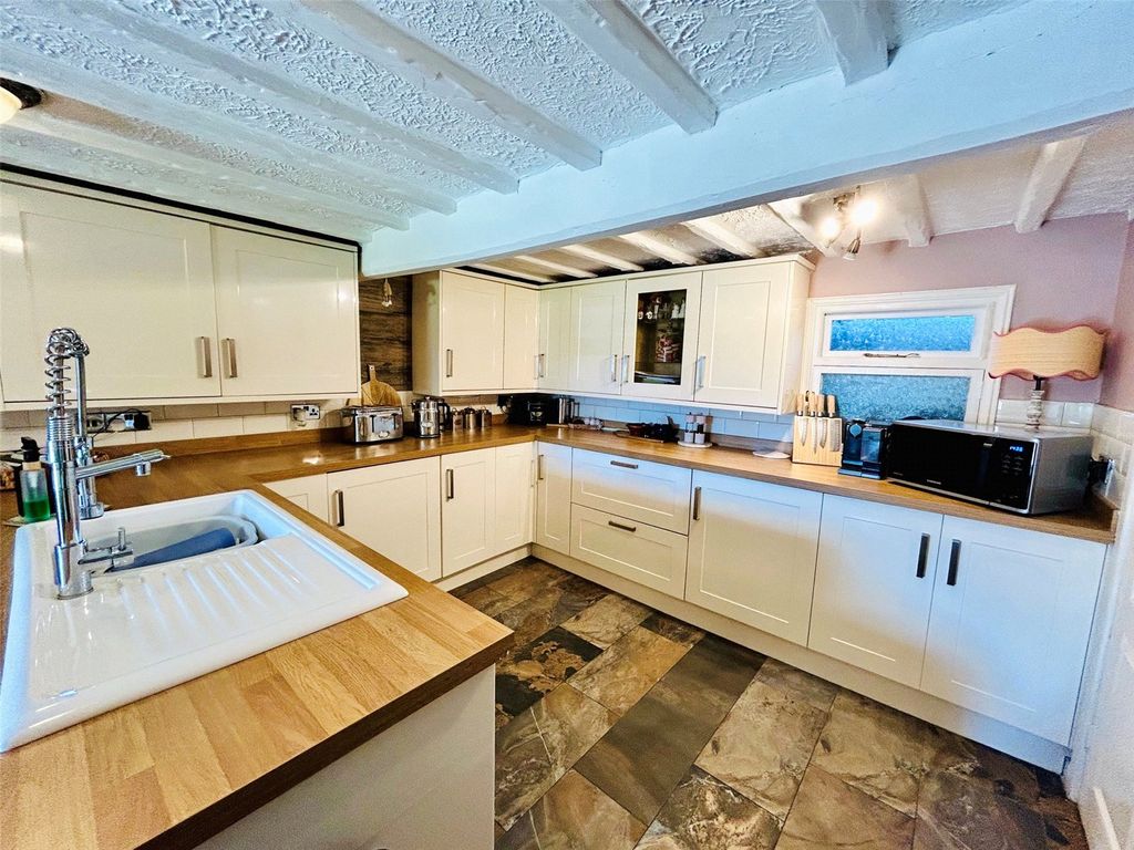 Property photo 3 of 19 Kitchen