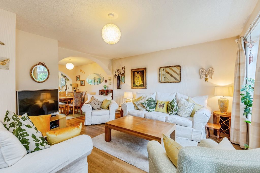 Property photo 2 of 20 Lounge1