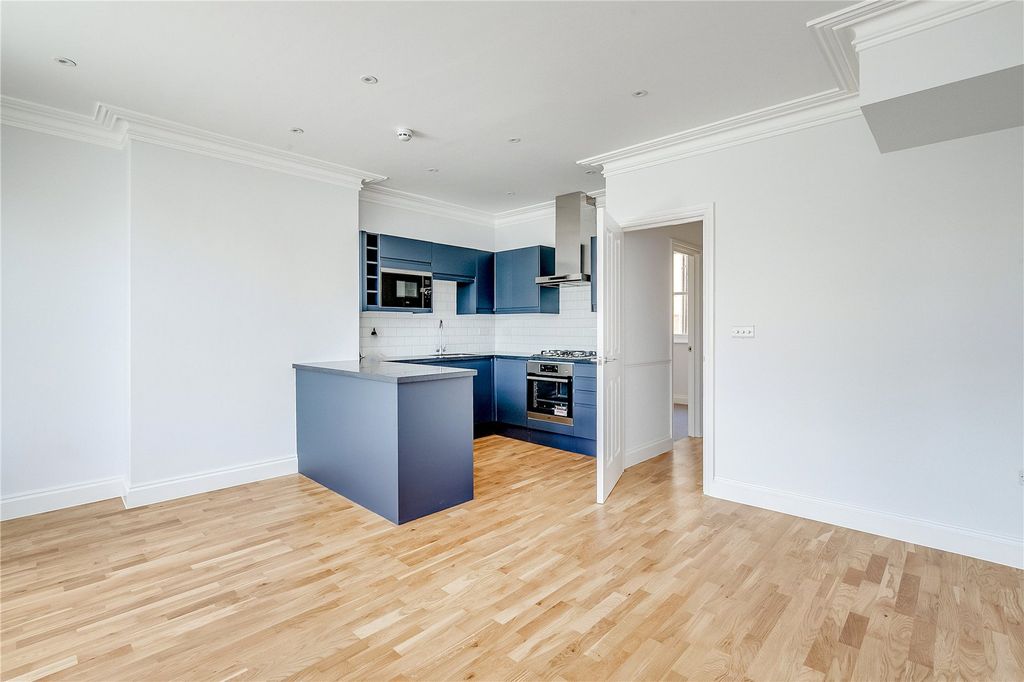 Property photo 3 of 9 Kitchen/Reception