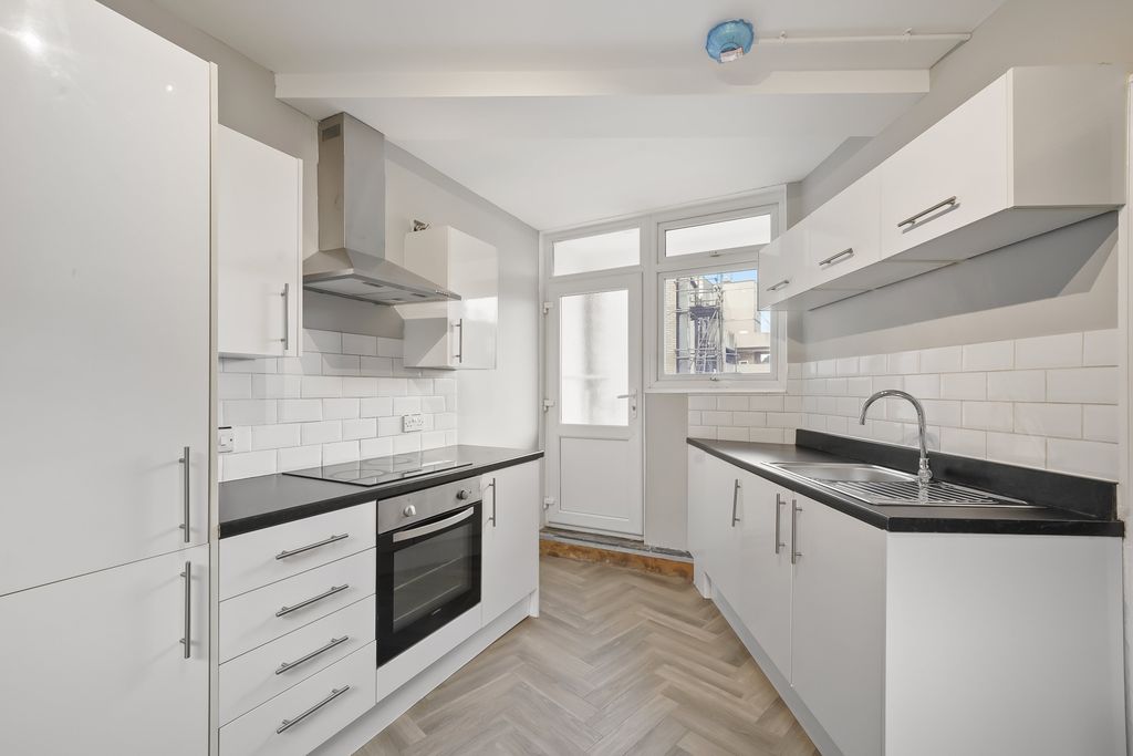Property photo 3 of 15 Flat 10, Richmond Chambers (6)