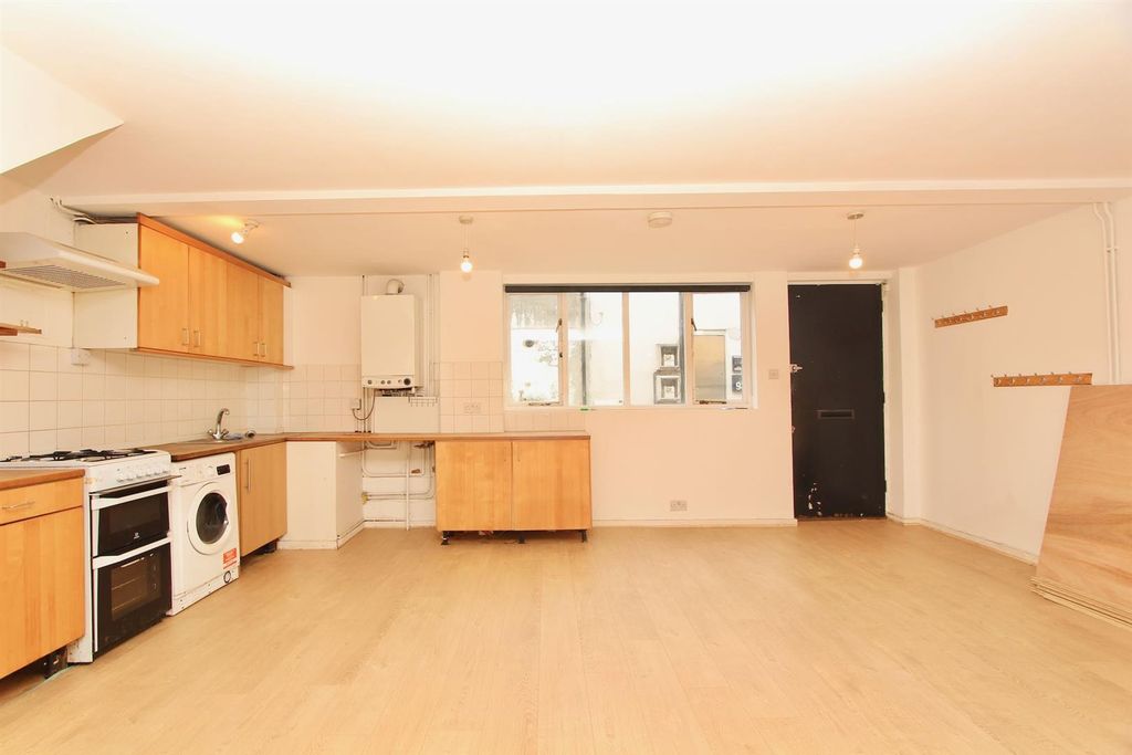 Property photo 2 of 11 Manley Court, N16