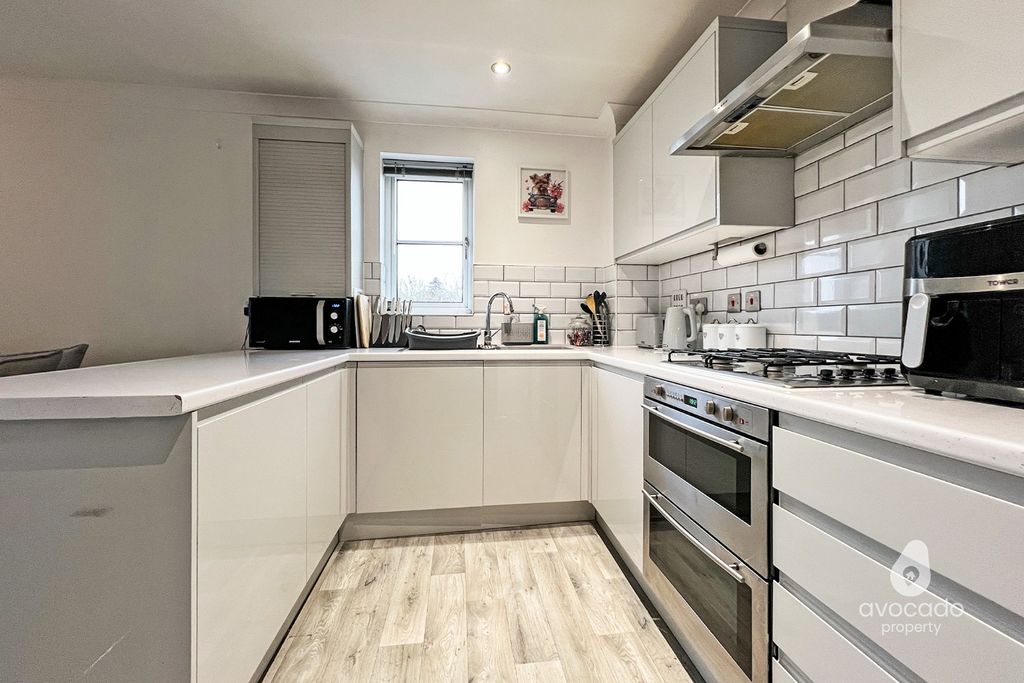 Property photo 3 of 11 4684706