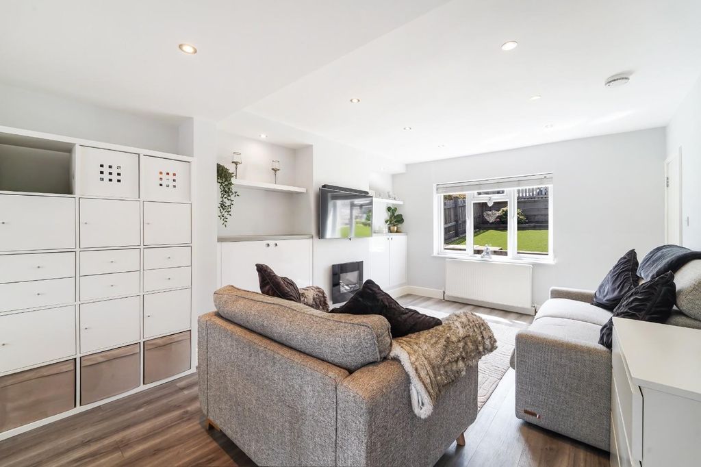 Property photo 3 of 14 Beechen Lane