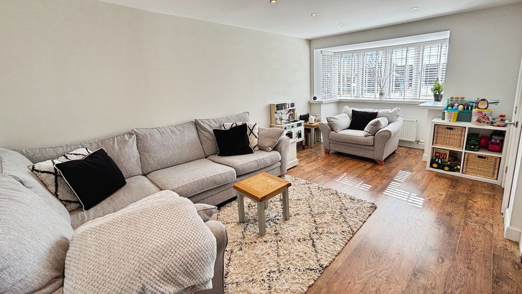 Property photo 3 of 17 Lounge