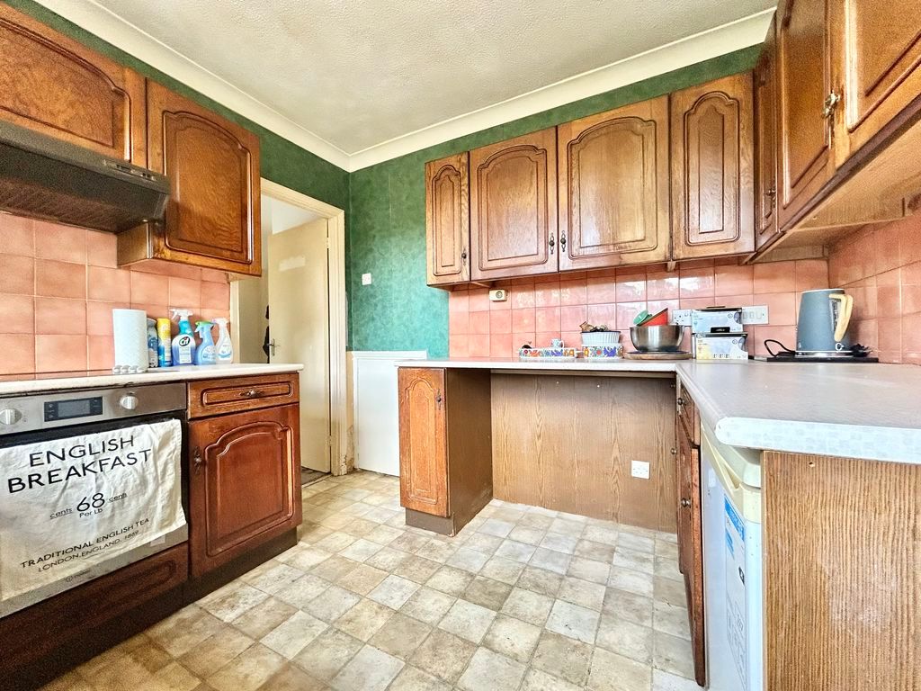 Property photo 3 of 11 Kitchen