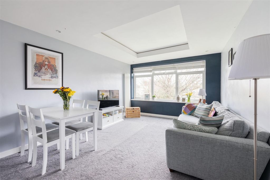 Property photo 2 of 16 Handsworth Avenue, E4