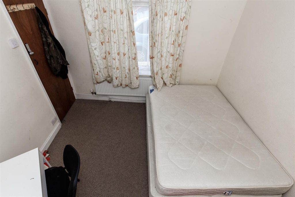 Property photo 2 of 6 Bright Bedroom With Double Bed And Desk Space...