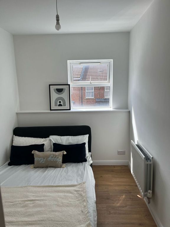 Property photo 2 of 6 A Cozy Single Bedroom Featuring A Comfortable Bed ...