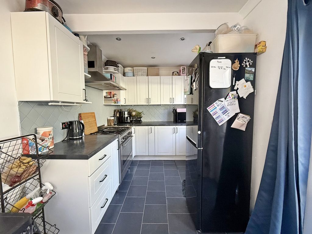 Property photo 3 of 19 Kitchen