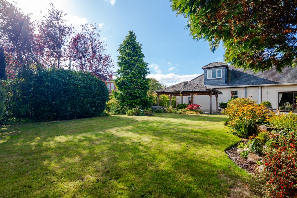 Property photo 1 of 67 5 Bed Detached Villa For Sale