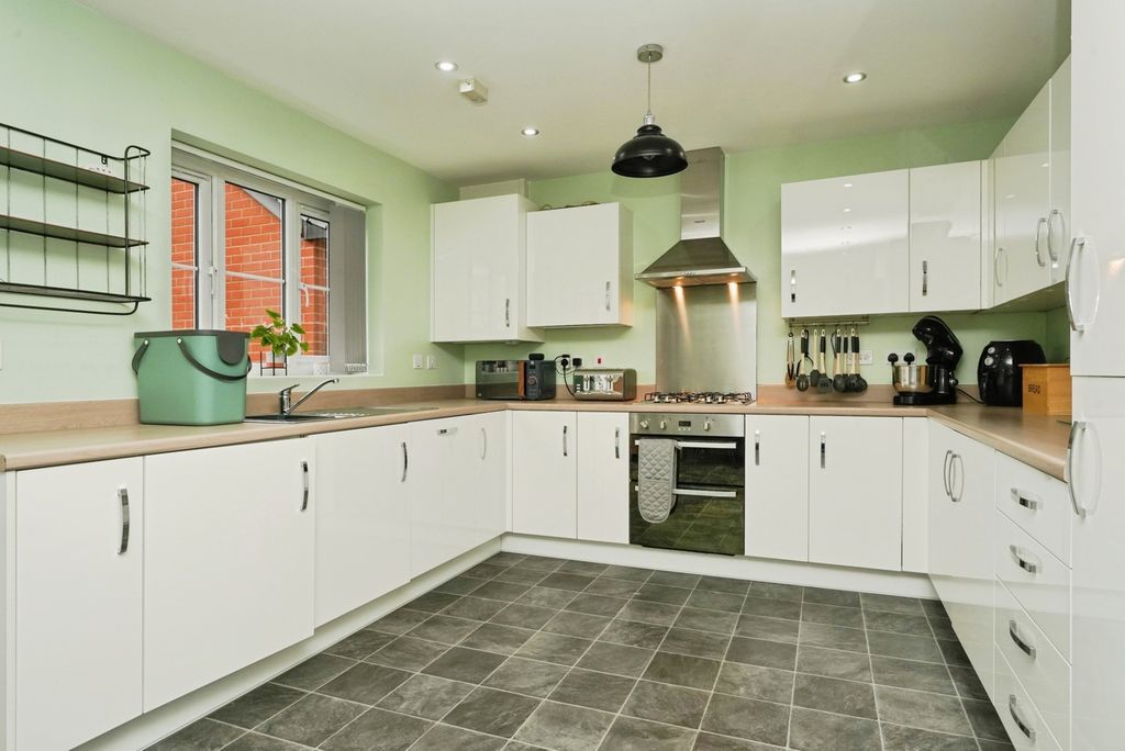 Property photo 3 of 16 Kitchen