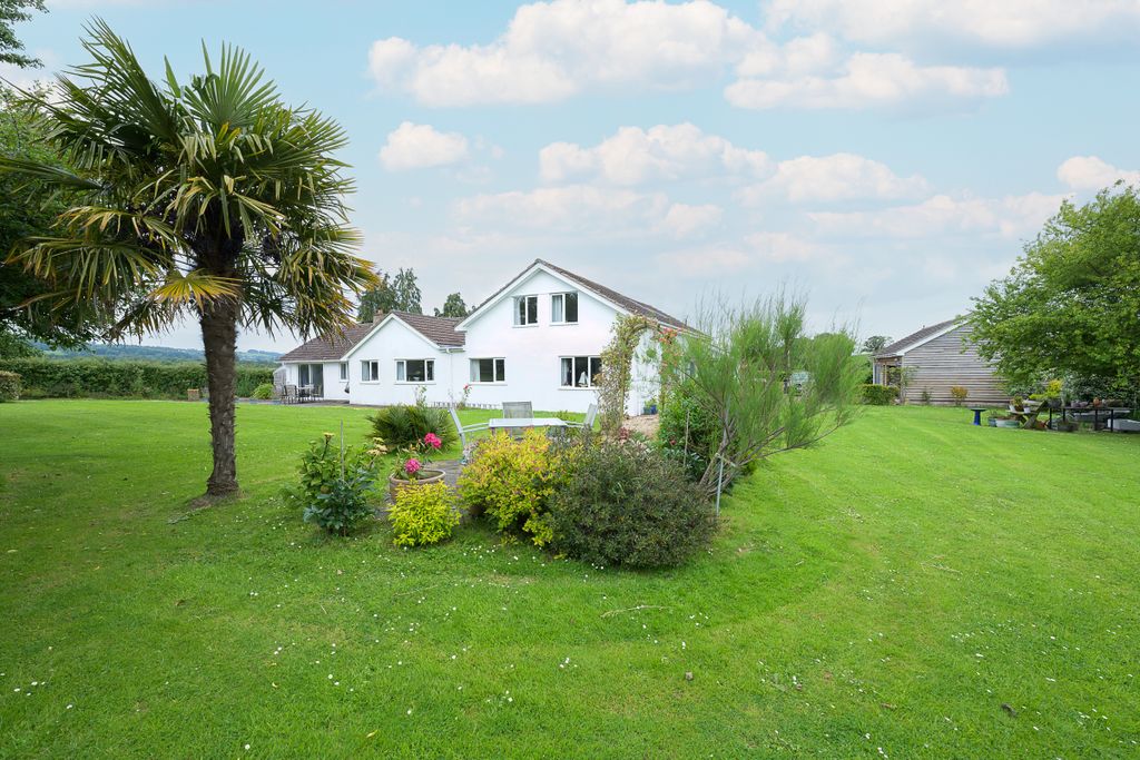 Property photo 1 of 30 Greenfields-63