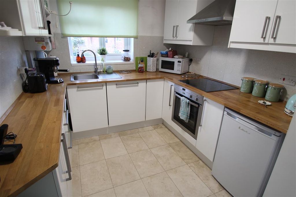 Property photo 2 of 7 Kitchen