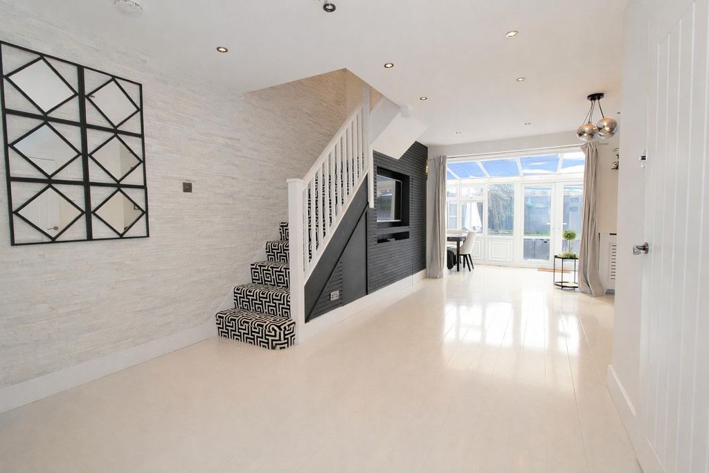 Property photo 2 of 19 Lounge A.Jpg