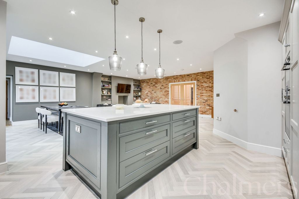 Property photo 2 of 36