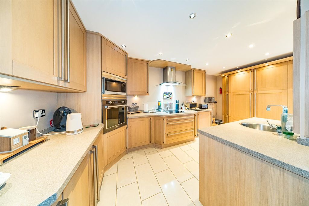 Property photo 2 of 24