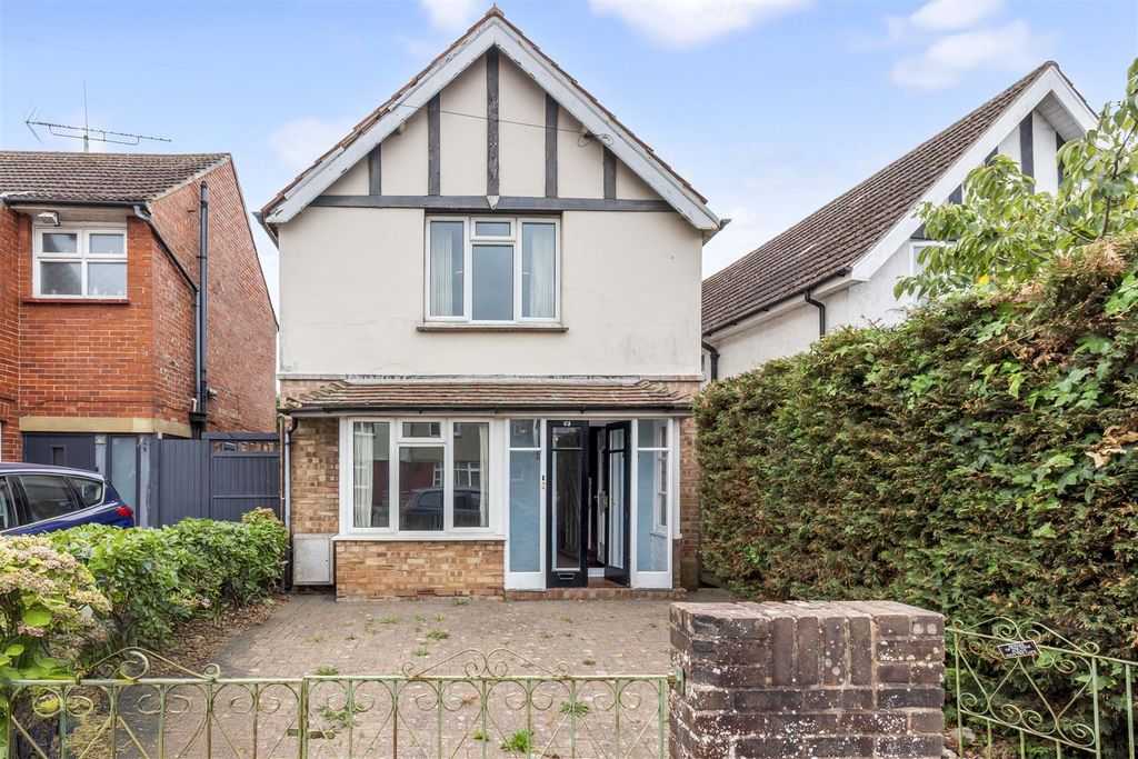 Property photo 3 of 27 63 Pavillion Road-026.Jpg