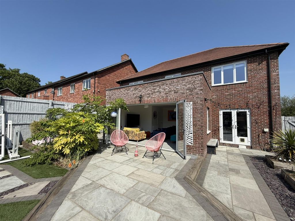 Additional image 4 of 5 bed property for saleButtercup Drive, Daventry NN11