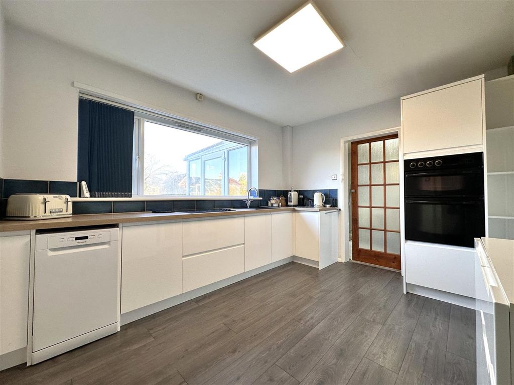 Property photo 2 of 23 Modern Fitted Kitchen 085