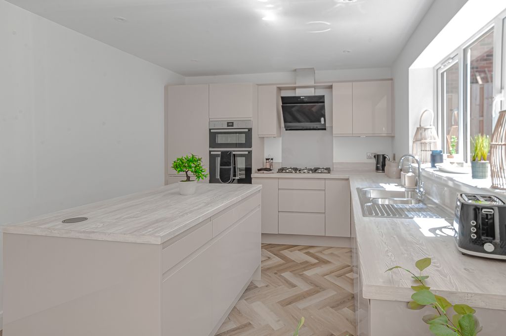 Property photo 3 of 28 Advert-114