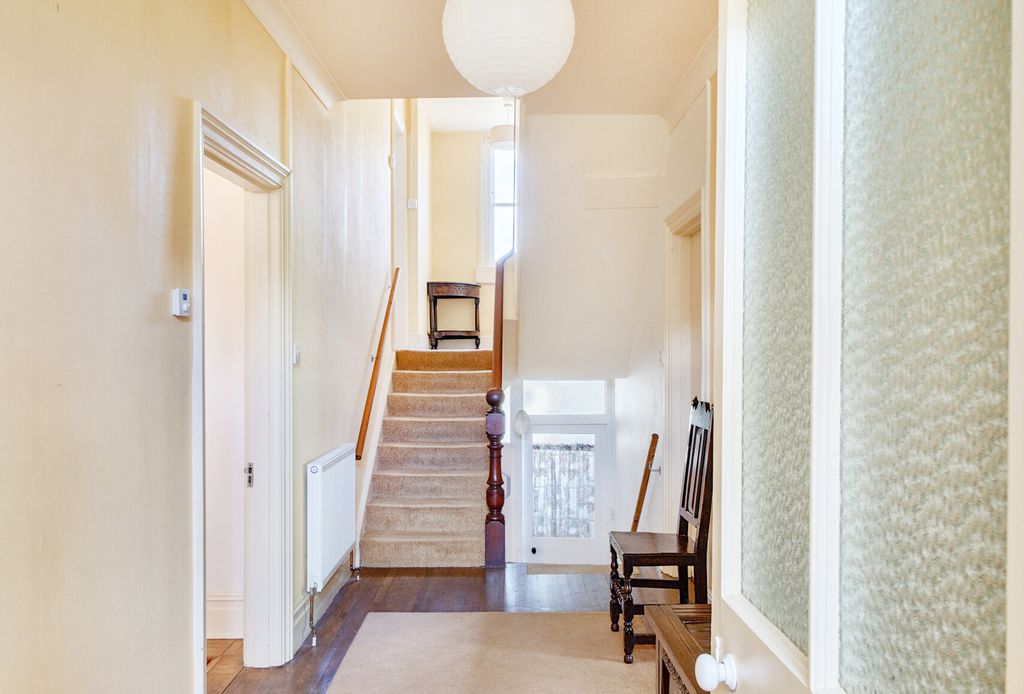 Property photo 2 of 23 1454885-11-6A05Ff...