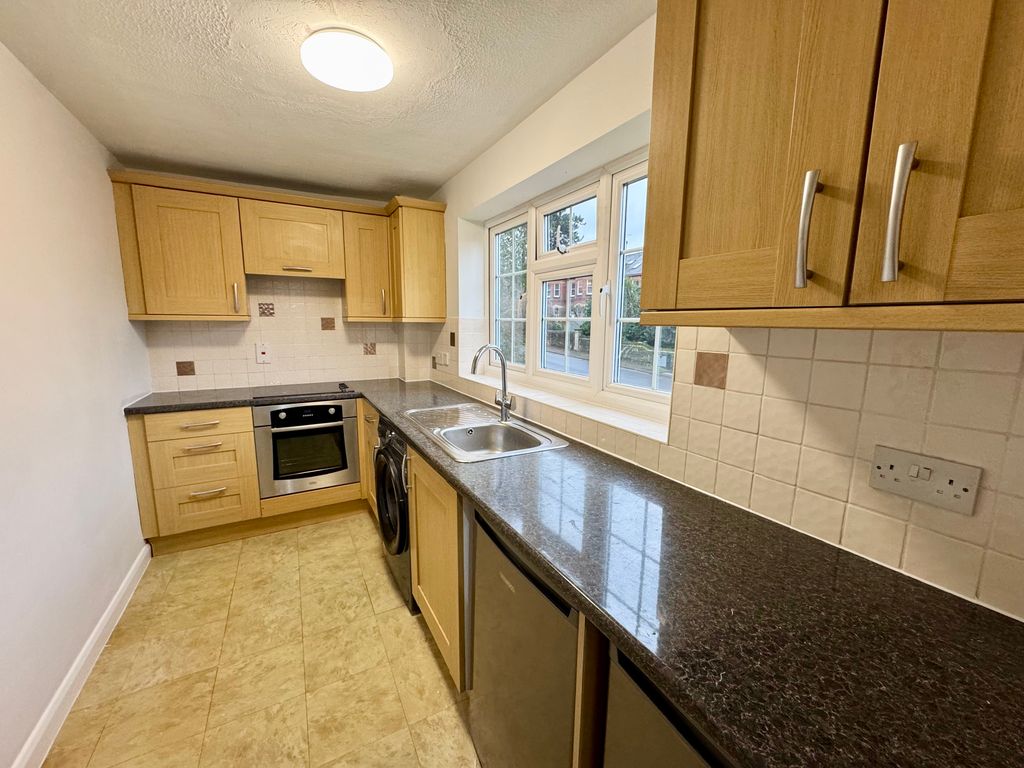 Property photo 3 of 6 5 Lynn Court - Kitchen