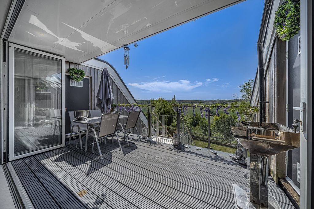 Property photo 2 of 10 Outside Space