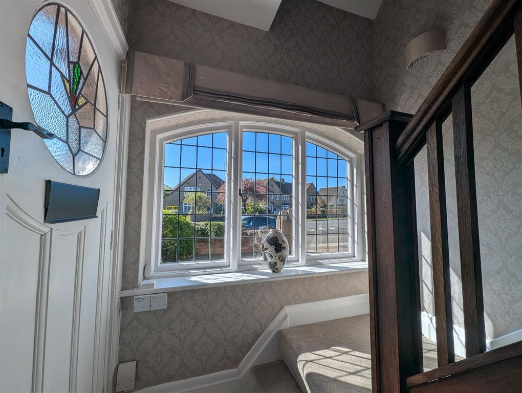 Property photo 2 of 22 Entrance Hall