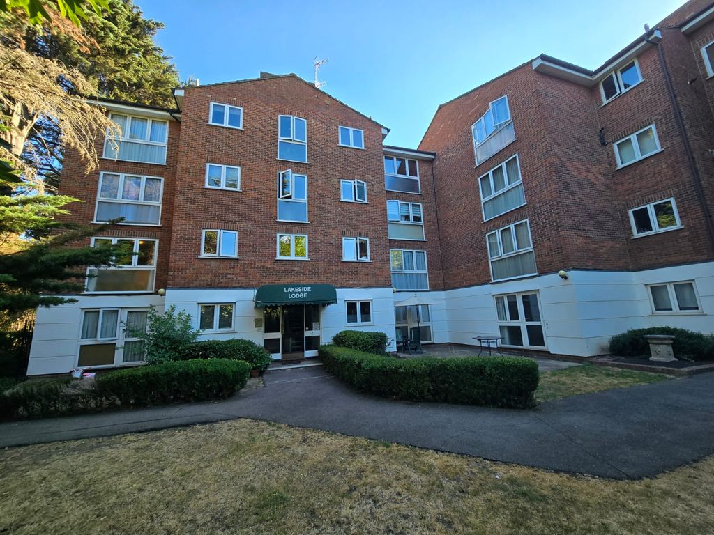 Property photo 1 of 11 2 Bed Flat For Sale Lakeside Lodge, Bridge Lane, London Nw11 (Hendon Side)