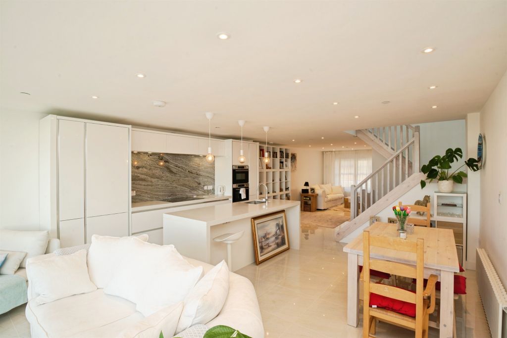 Property photo 3 of 25