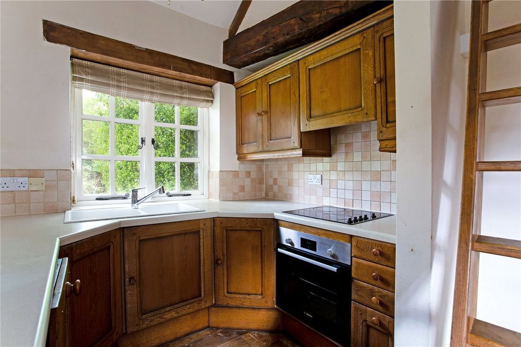 Property photo 3 of 11 Kitchen