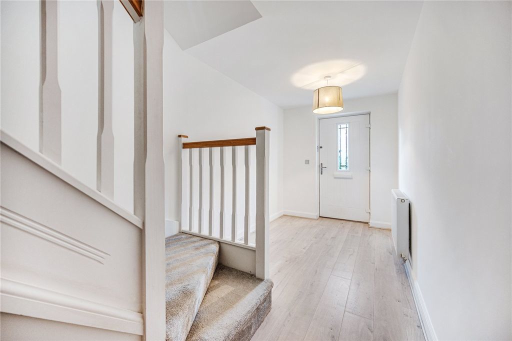 Property photo 2 of 21 Hallway