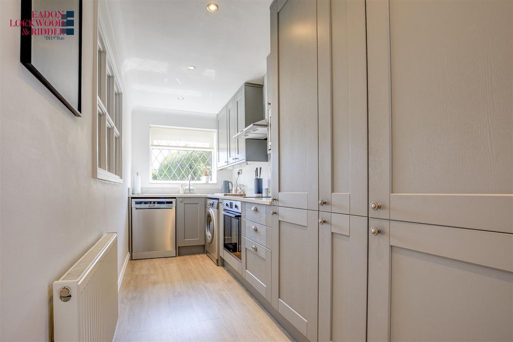 Property photo 3 of 20 Kitchen